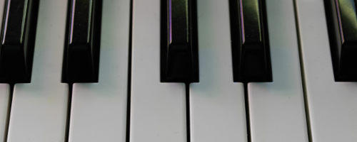 Filmmusik hat immer ein bestimmtest Thema und eine Melodie, die oft am Klavier oder Keyboard entsteht.