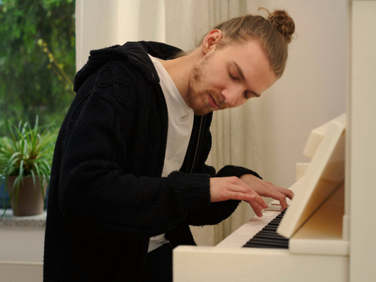 Jan Heymel komponiert Filmmusik am Klavier